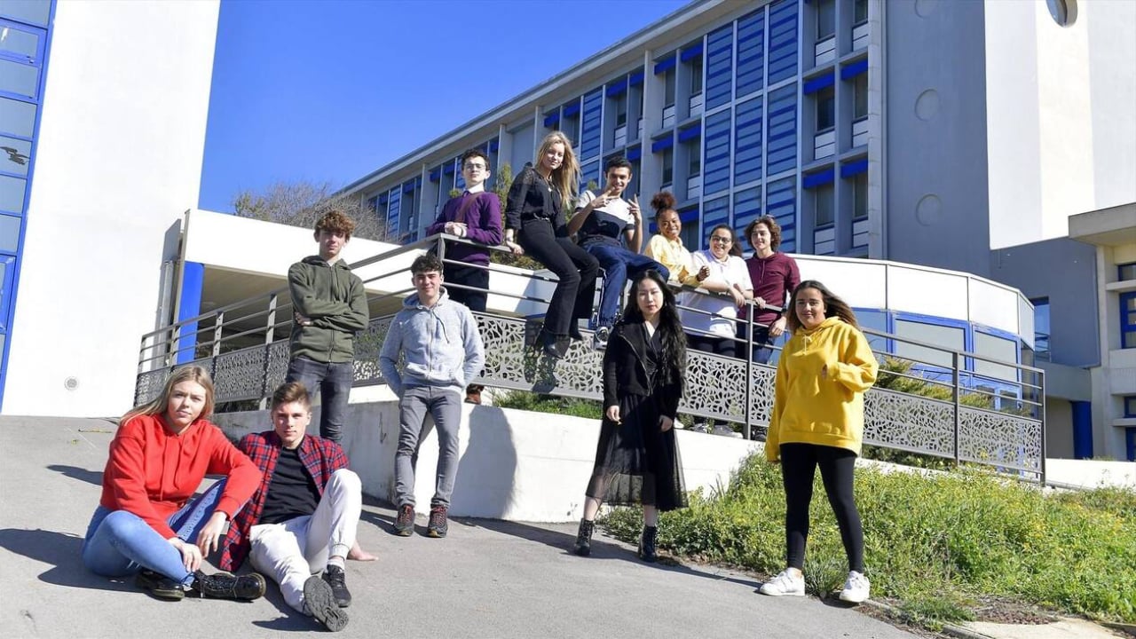Askip Le College Se La Raconte French Web Series Streaming Online Watch Askip Le College Se La Raconte French Web Series Streaming Online Watch