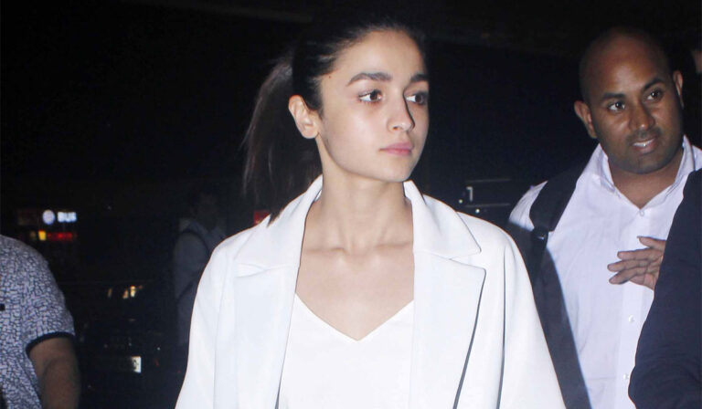 Darlings: Shah Rukh Khan Announces Alia Bhatt’s First Production