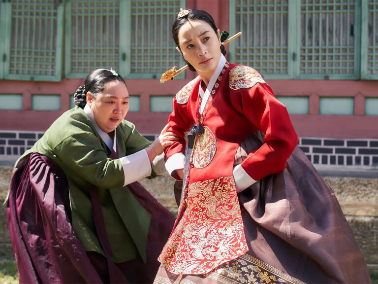 ‘Under the Queen’s Umbrella’ Is an Unmissable Sensation! Here’s How!