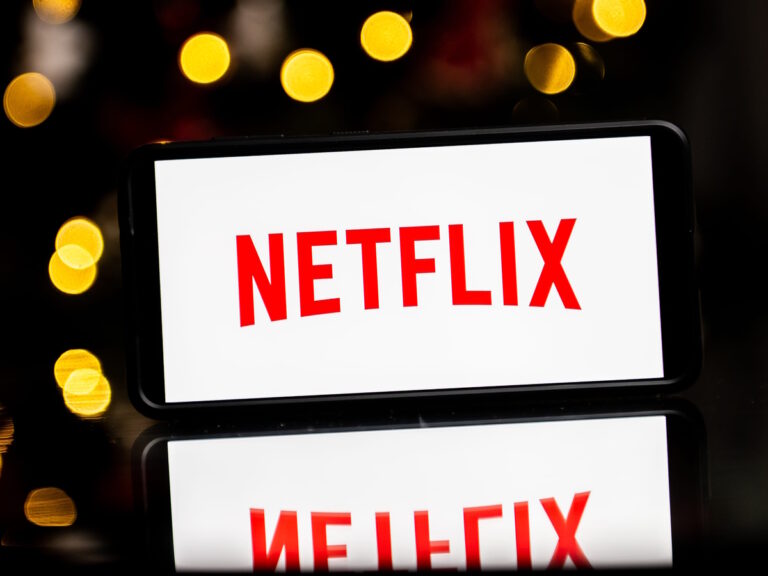 Netflix Steps More Into Live Streaming With SAG Awards Coming!