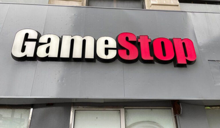 Sony To Release Paul Dano’s Dumb Money In October