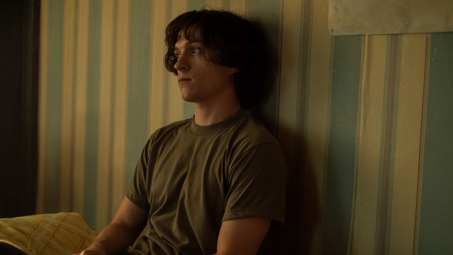 Unveils_First_Look_Crowded_Room_Big_Image_02_big_image_post.jpg.small_2x