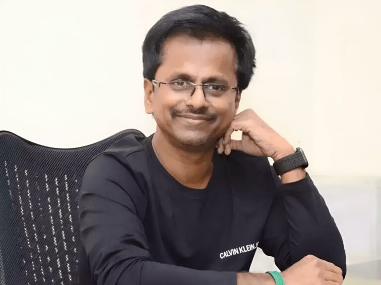 AR Murugadoss Says Hello to Bollywood After 18 Years!