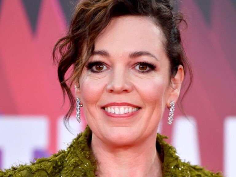 Cumberbatch & Olivia Colman To Star In ‘The War Of Roses’ Adaptation