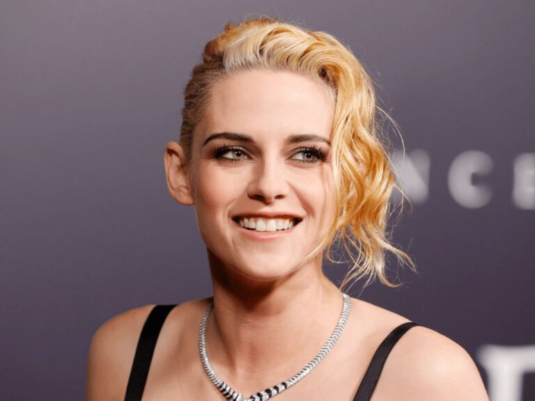 Kristen Stewart To Shoot Directorial Debut Movie Outside Hollywood!